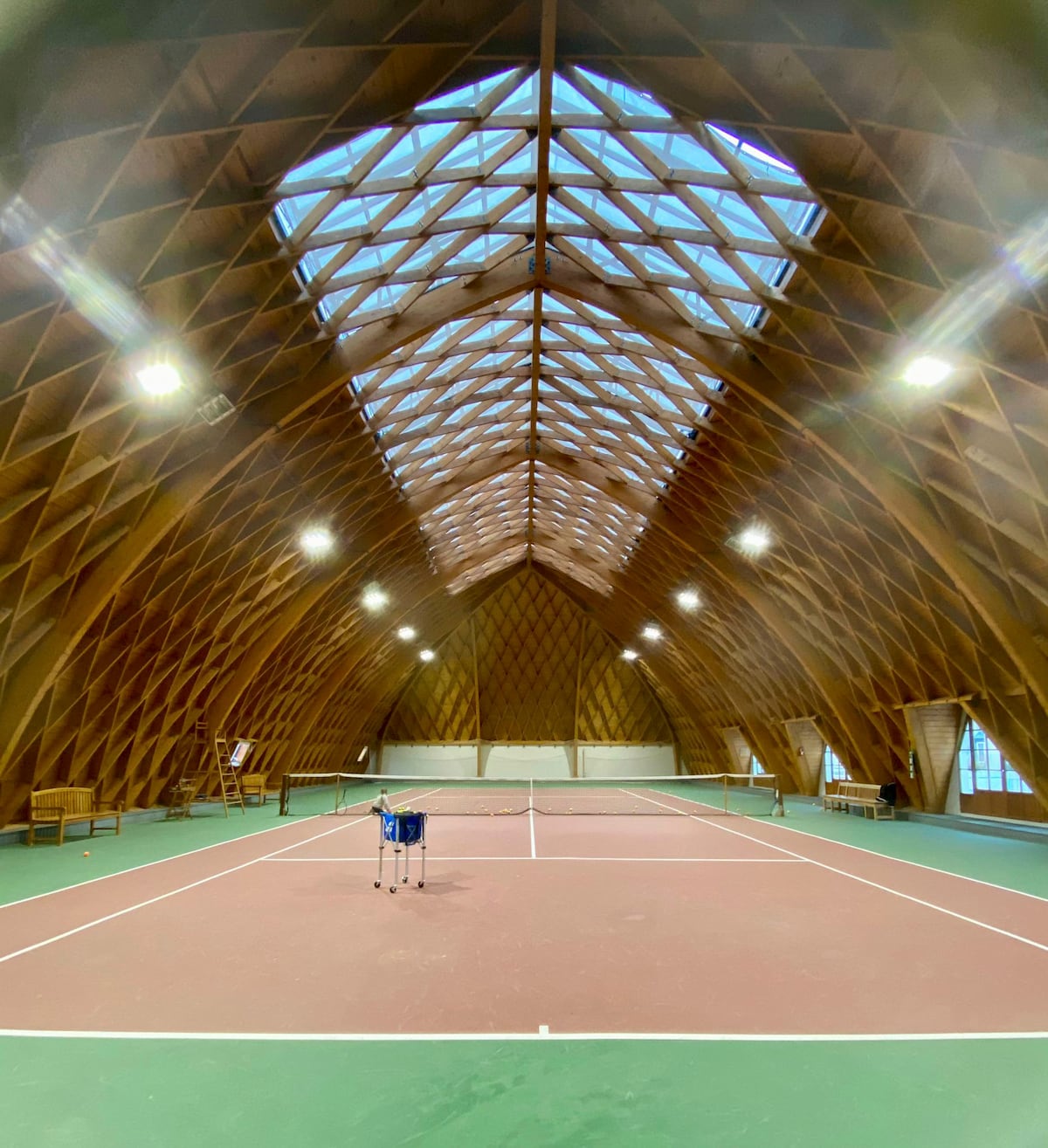 La pista de tenis más bonita del mundo se esconde en un edificio de París
