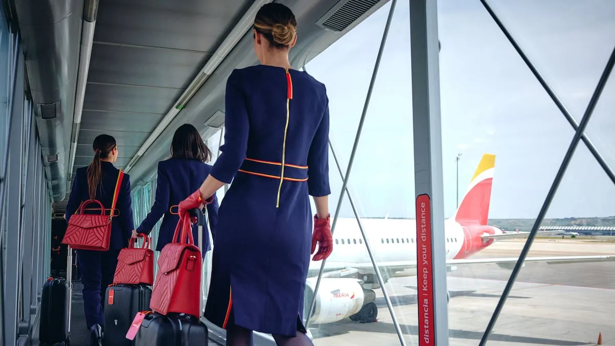 Las azafatas de vuelo acarician el sueño de la jubilación anticipada que las igualaría a los pilotos