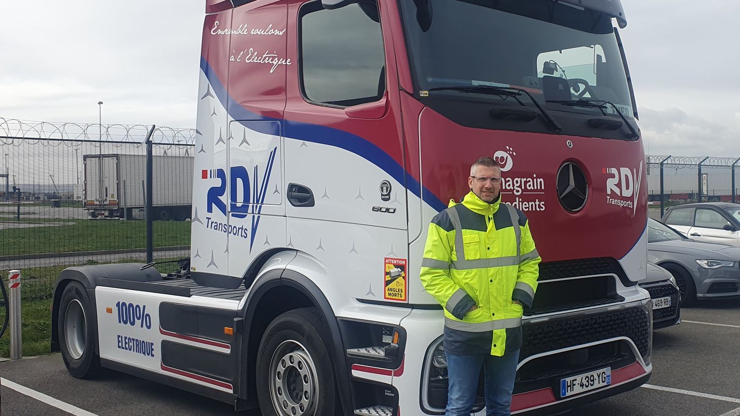 "Vu le prix du gazole aujourd'hui, c'est plus intéressant" : le poids lourd électrique séduit de plus en plus d'entrepreneurs