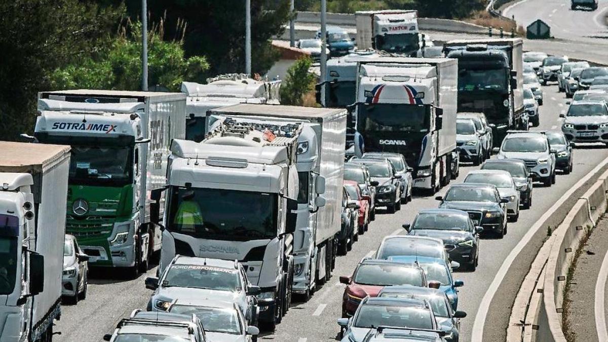 
                                                 Faltan camioneros en España: el transporte por carretera busca el relevo sin atraer a los jóvenes
                                             
