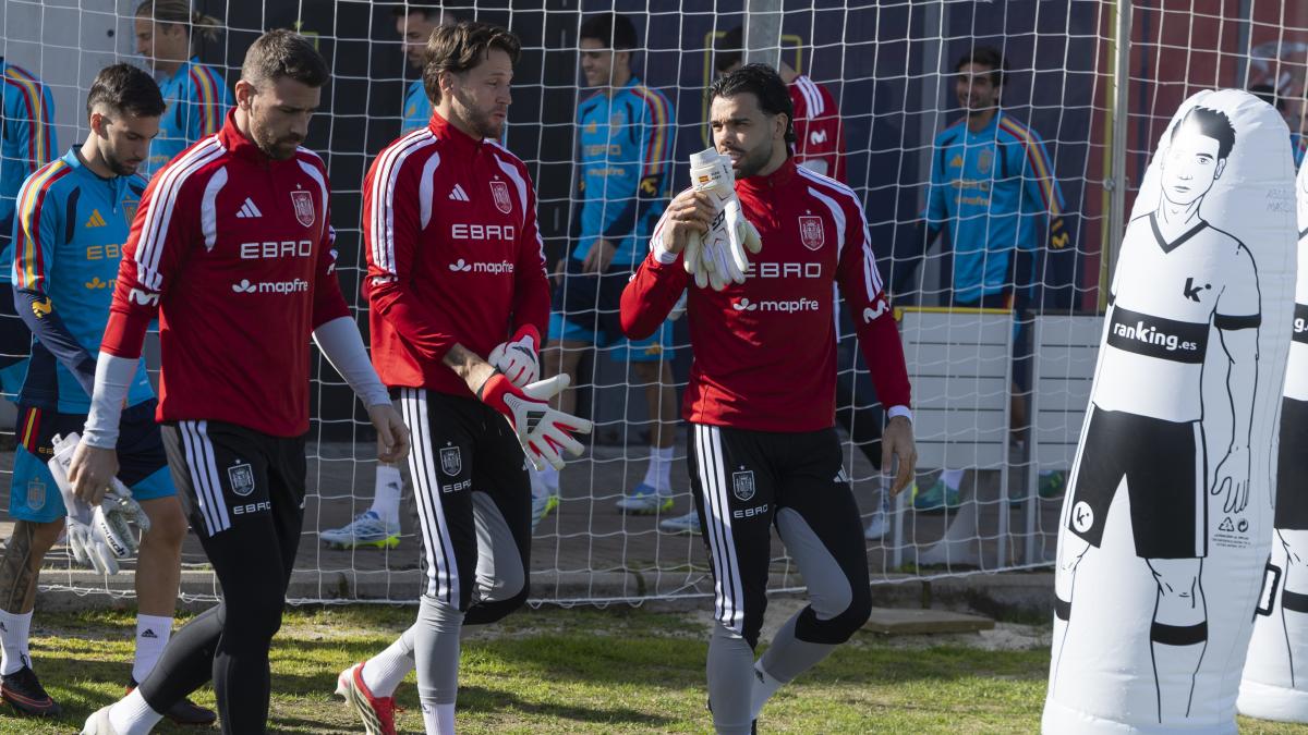 
                                                                                        España - Egipto: Pasajeros al tren
                                                                                    