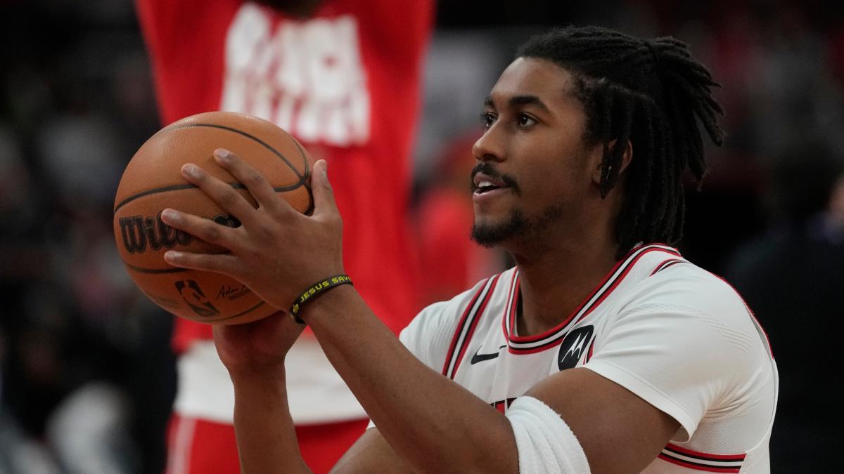 
                                                                                             Los Bulls despiden a Jaden Ivey por sus comentarios contra el Orgullo en redes
                                                                                         