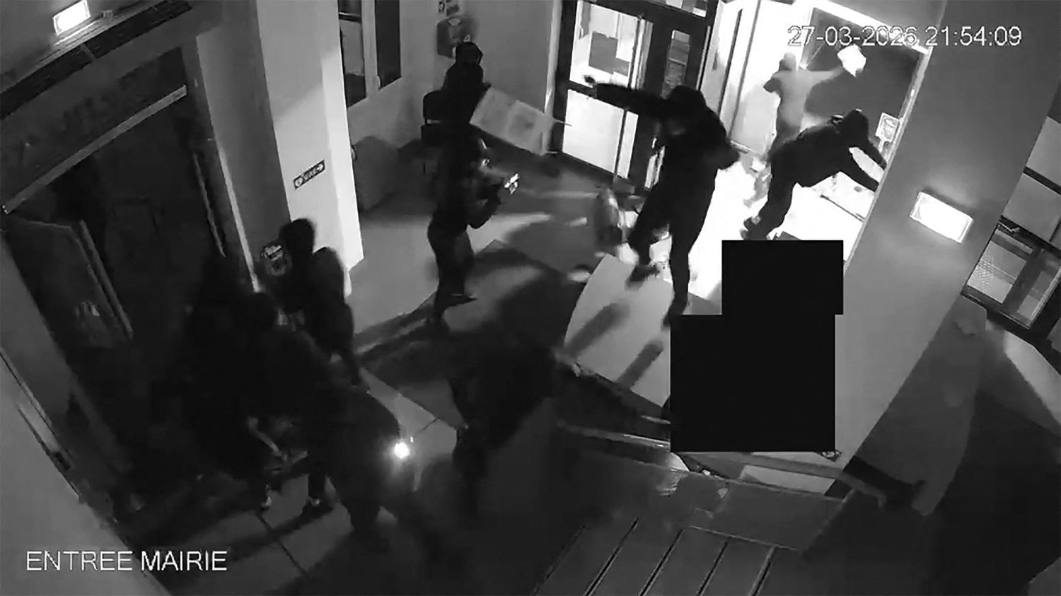 Neuf personnes ont été interpellées dans le cadre de l'enquête sur le saccage de la mairie de Fresnes