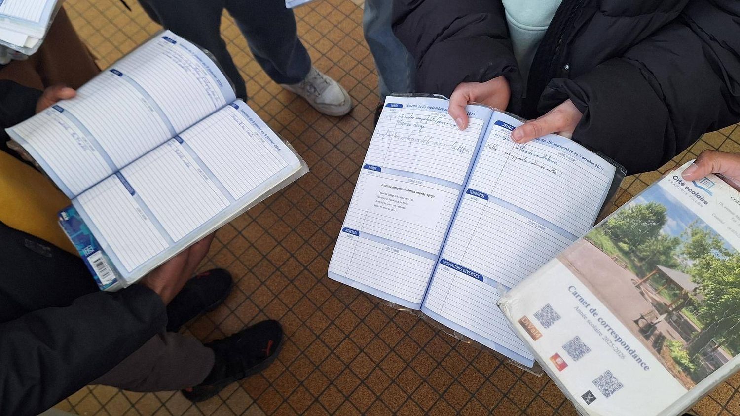 "Le bon vieux papier est réhabilité" : pour éviter d'utiliser le téléphone portable, ce collège parisien revient aux agendas