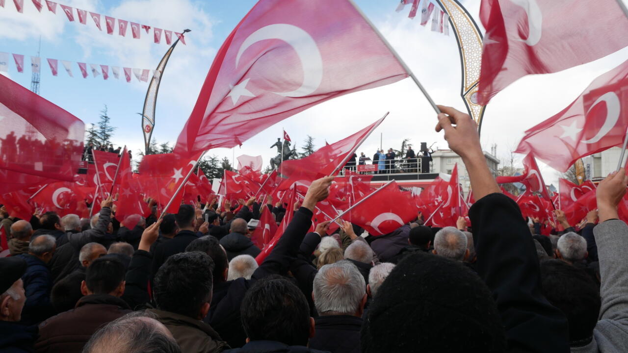 Turquie: un maire d'opposition en garde à vue, plus de cinquante personnes arrêtées