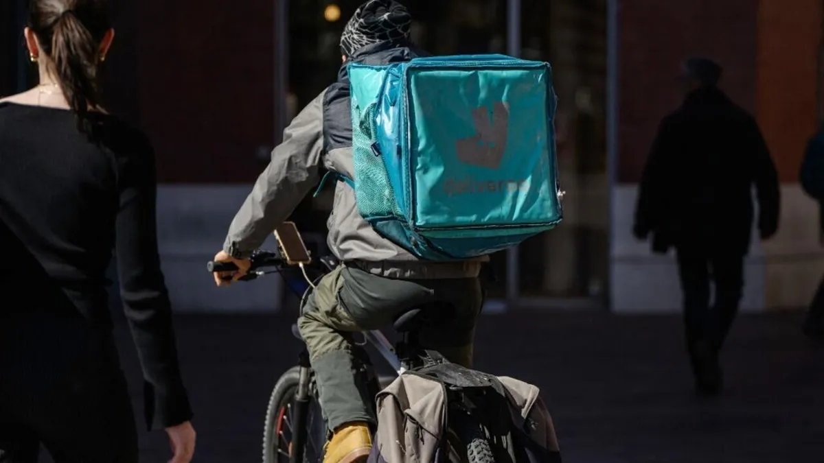Livreurs à vélo en France: des travailleurs asservis par les plateformes, dénonce Médecins du Monde