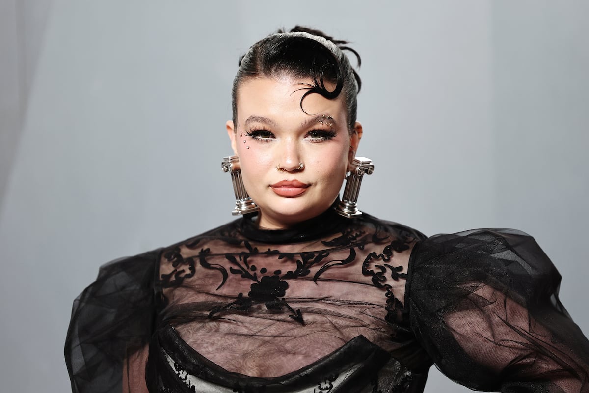 Lola Young habla de cómo está lidiando con su adicción a las drogas tras su colapso en el escenario en 2025: “Estoy mucho mejor”