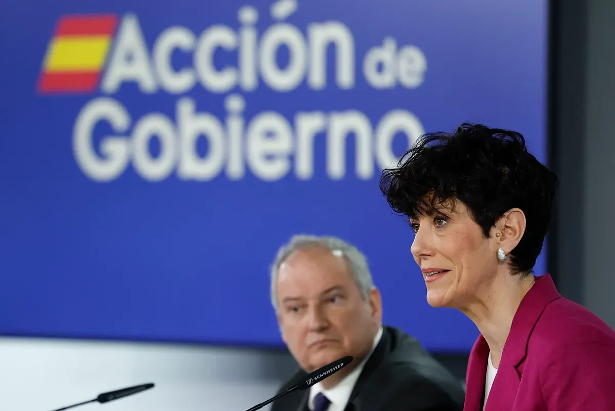 El Gobierno calma a sus socios de la UE y secunda las palabras del comisario de Migración: "La regularización de migrantes afecta a la decisión de trabajar en España"