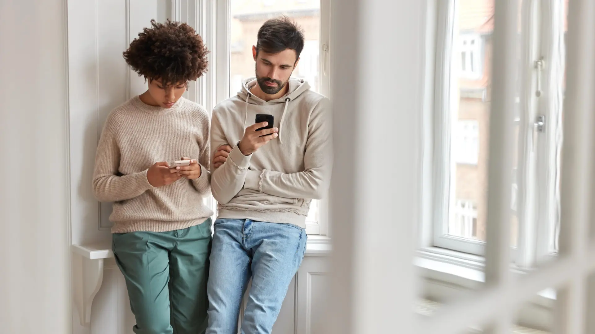 ¿Te pueden notificar una subida del alquiler por WhatsApp? Esto dice la LAU