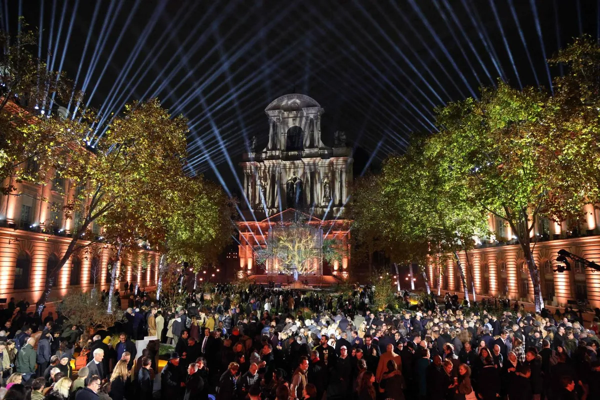 Paris : l’Hôtel de Ville perquisitionné mardi ; le marché pour l’organisation de la cérémonie de commémoration des attentats du 13 novembre dans le viseur