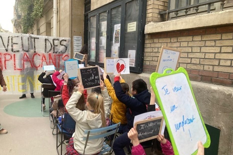 "Ils n'ont pas encore eu une leçon d'histoire de l'année" : à Paris, une "classe de rue" pour alerter sur le manque de professeurs remplaçants