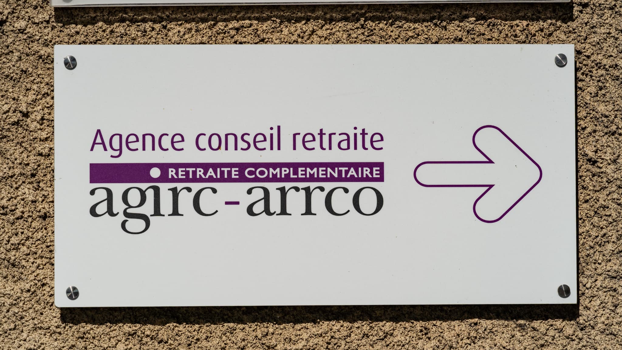 Alors que le déficit du régime des retraites de la Sécu s'élève à 6 milliards d'euros, celui des complémentaires du privé a enregistré un léger excédent de 0,3 milliard d'euros en 2025