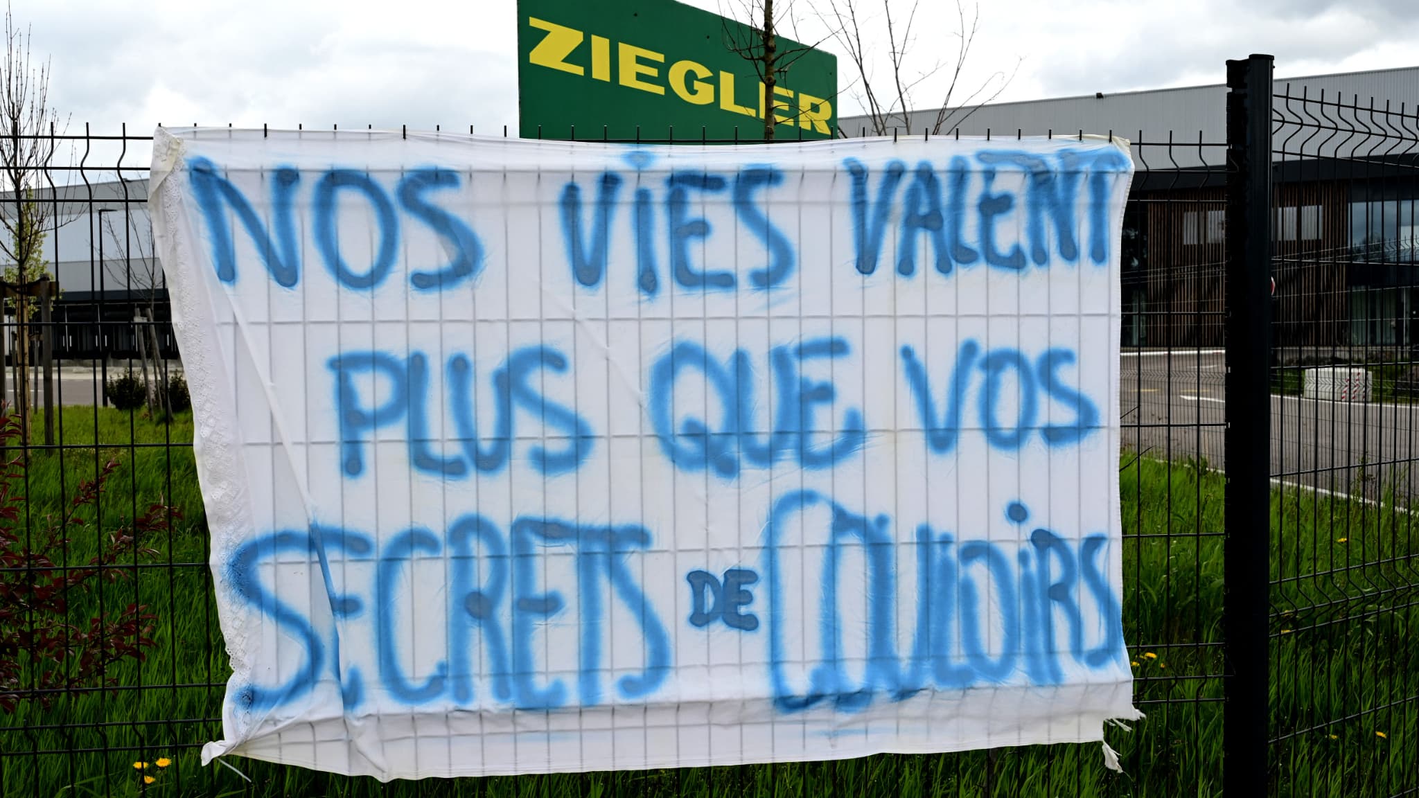 Une décision accueillie par les huées des salariés: le transporteur Ziegler France et l'une de ses filiales sont mis en liquidation judiciaire, 1.500 employés concernés
