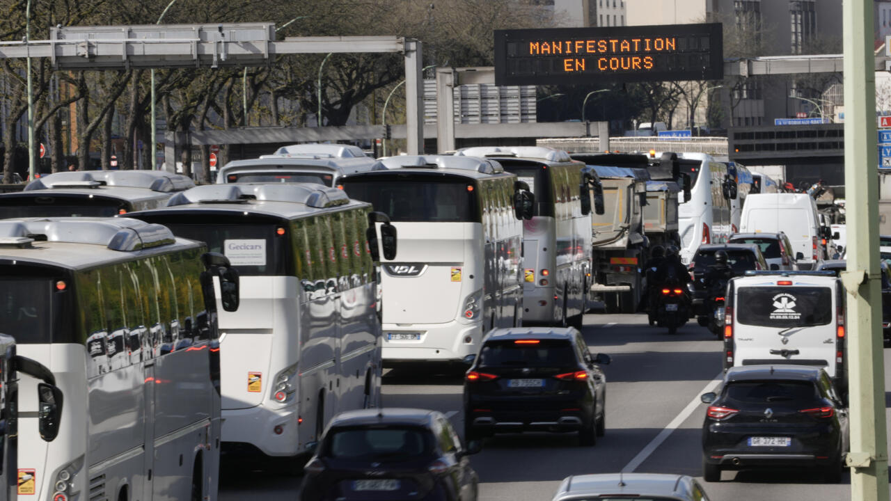 Carburant en France: mobilisation des routiers face à des mesures gouvernementales jugées insuffisantes