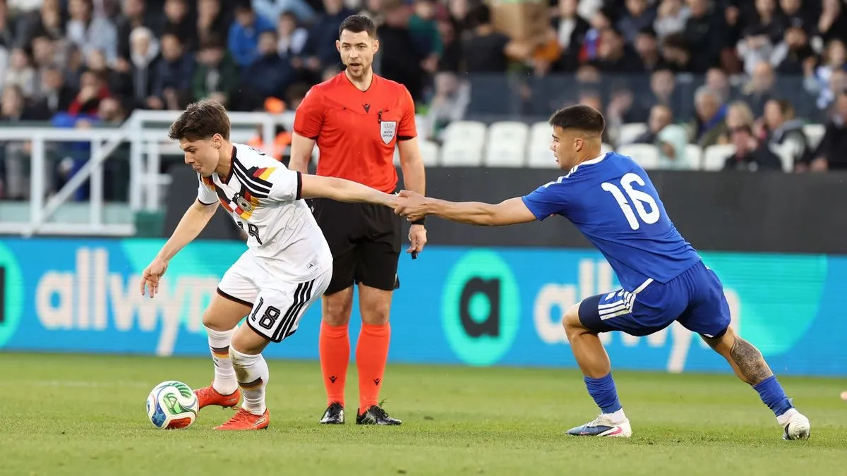 Fußball: U21: Deutschland besiegt Griechenland - Charalampos Kostoulas unterbindet Konter mit Schuhwurf