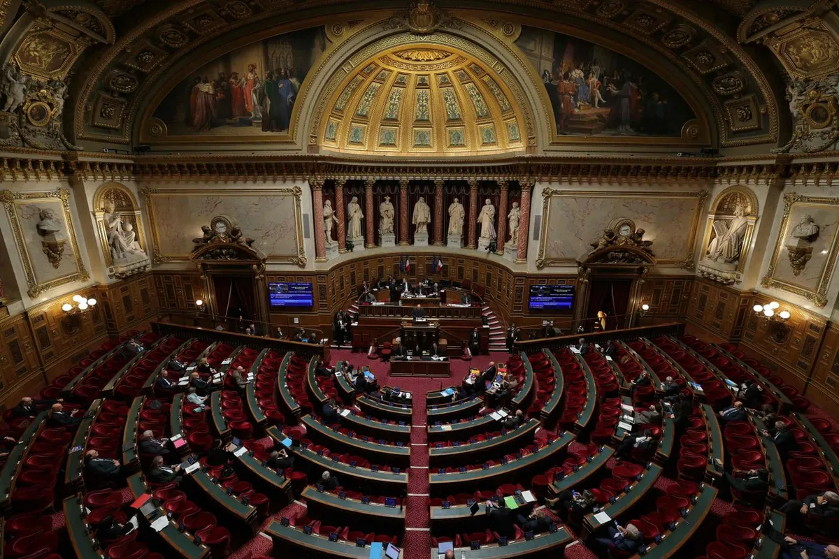 Interdiction des réseaux sociaux aux moins de 15 ans : le texte remanié par le Sénat