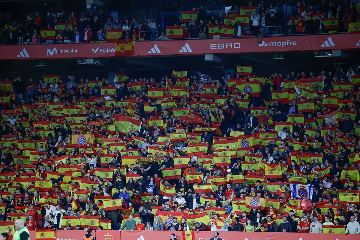 La gran fiesta española en Cornellá, manchada por los gritos xenófobos de "musulmán el que no bote": "Es intolerable"