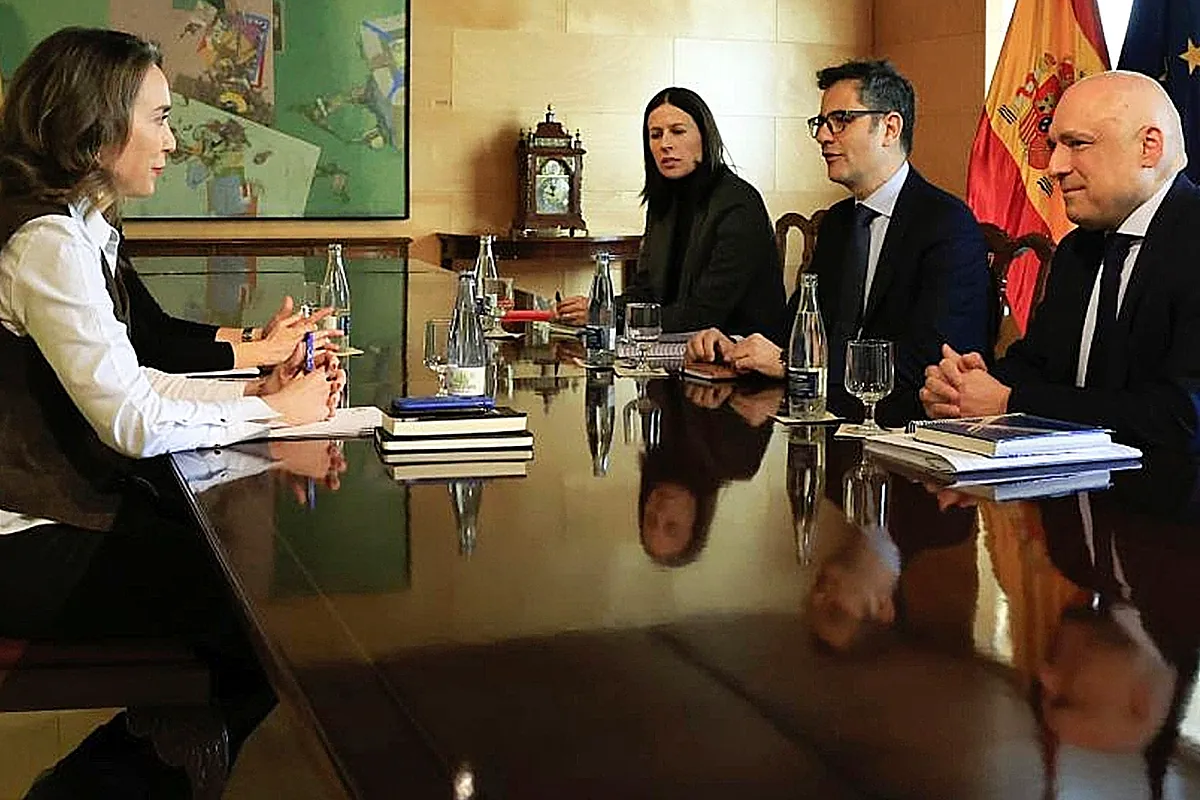 No todos los puentes entre PP y PSOE están rotos: Bolaños y Gamarra negociaron los cambios técnicos de la última reforma constitucional