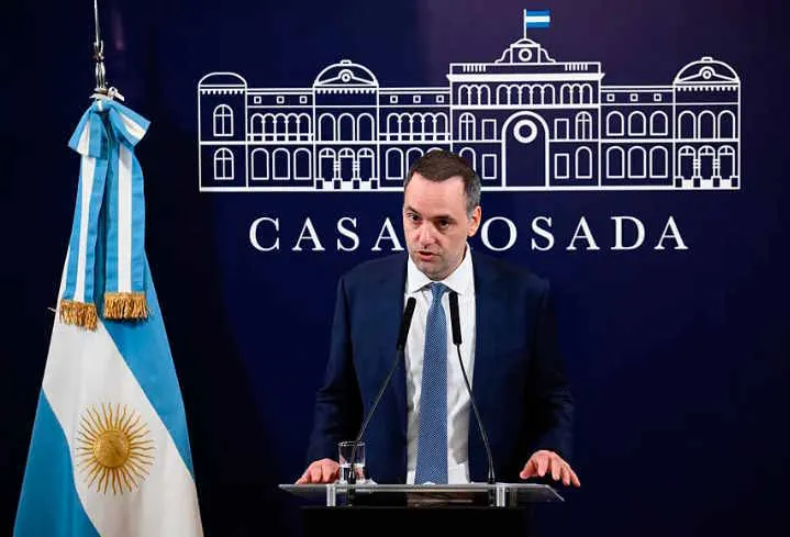 Manuel Adorni, la mano derecha de Milei, contra las cuerdas por sospechas sobre su patrimonio