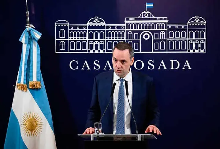 Manuel Adorni, la mano derecha de Milei, contra las cuerdas por sospechas sobre su patrimonio
