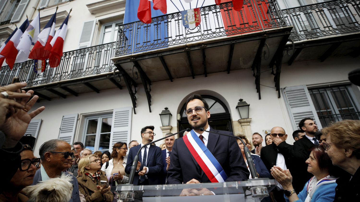 "C'est dommage comme premier symbole" : des maires RN retirent le drapeau européen, un geste critiqué, y compris au sein du parti