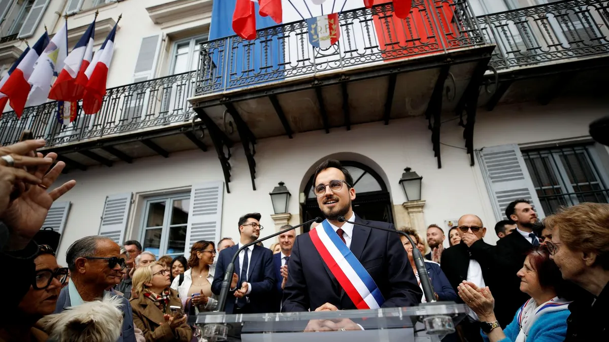 "C'est dommage comme premier symbole" : des maires RN retirent le drapeau européen, un geste critiqué, y compris au sein du parti