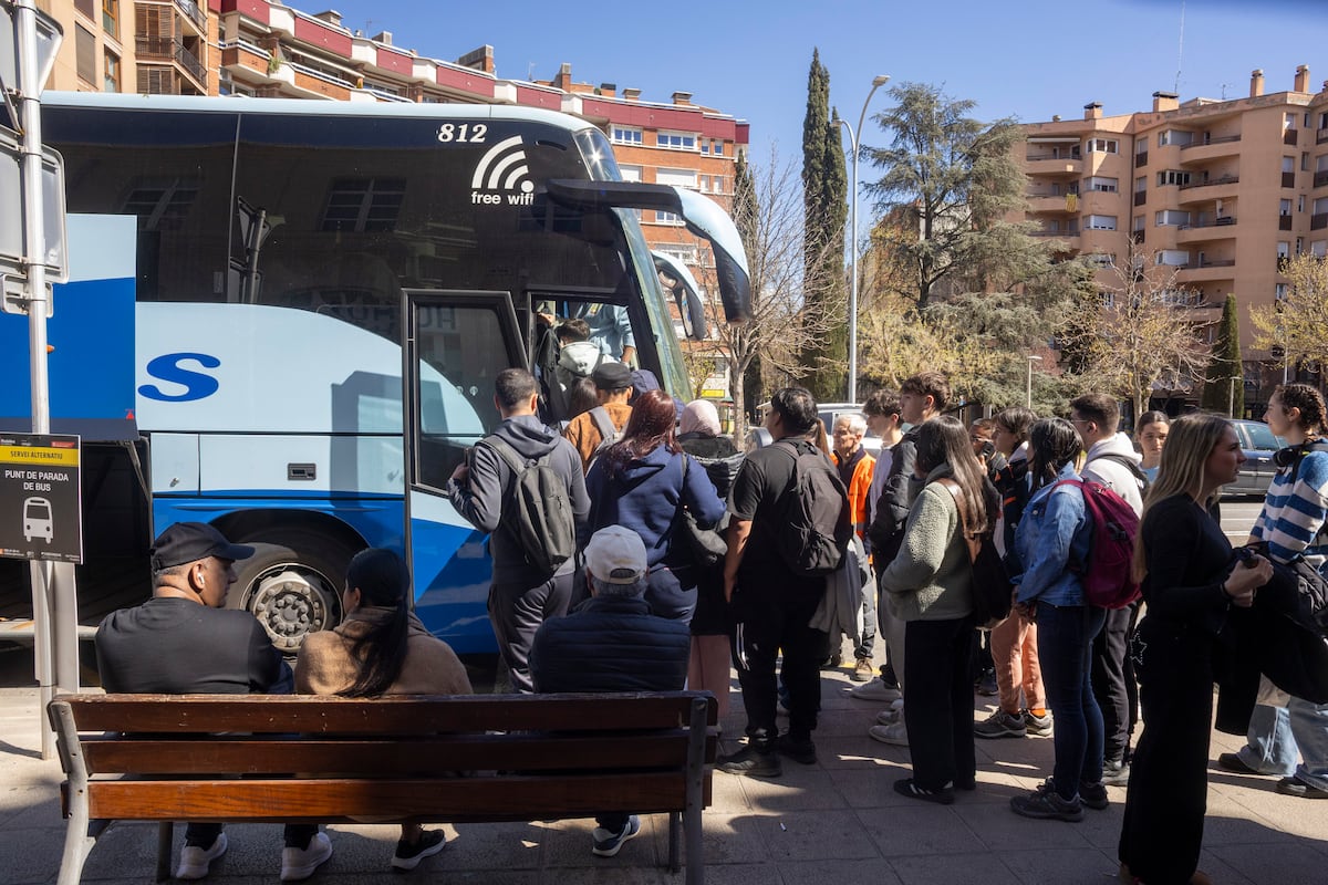 La R3, la línea de Rodalies donde la gente va en bus: “Esto está más muerto que vivo”