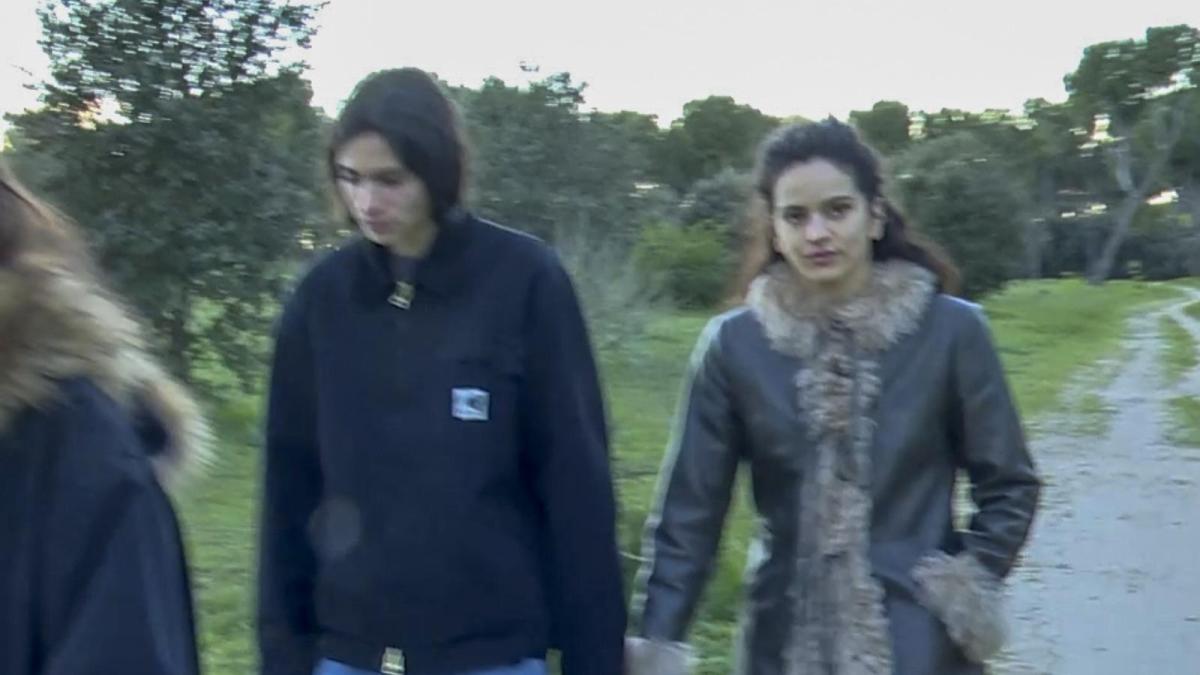 
                                                                                                                              Rosalía se relaja paseando de la mano de Loli Bahía antes de su primer concierto en Madrid
                                                                                                                          