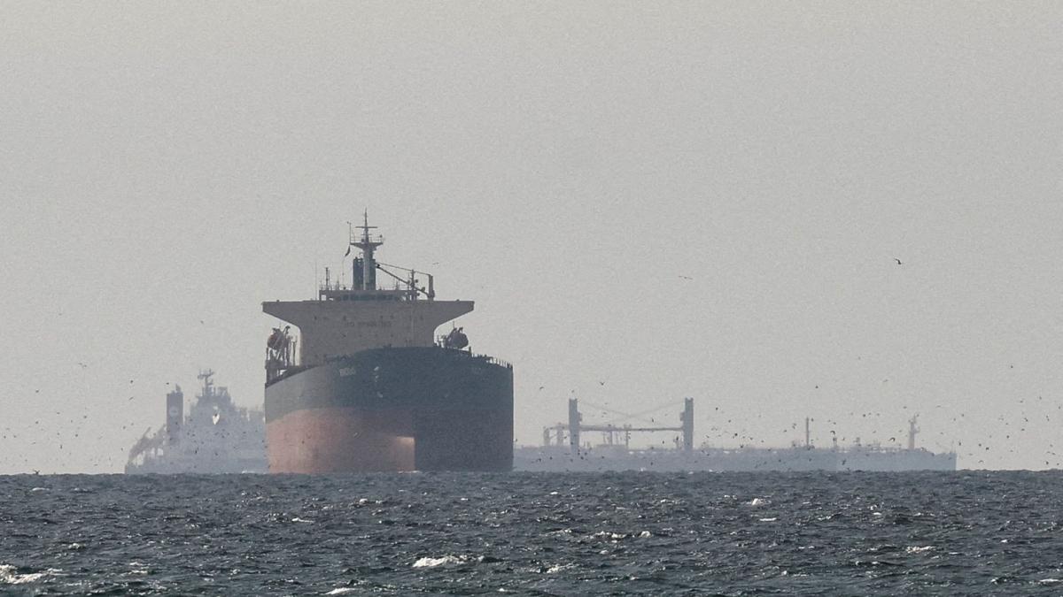 
             Irán aplica un bloqueo selectivo en Ormuz: los petroleros pagan millones por pasar por el estrecho
         