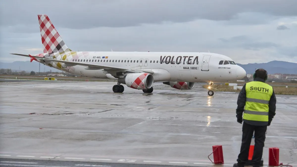 
                                                                        Volotea, primera aerolínea en España que recorta vuelos por la subida del combustible
                                                                    
