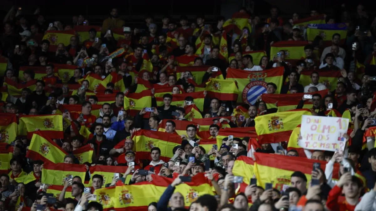 
                                                                                    Demasiados ultras empañan la fiesta de España en Cornellà
                                                                                