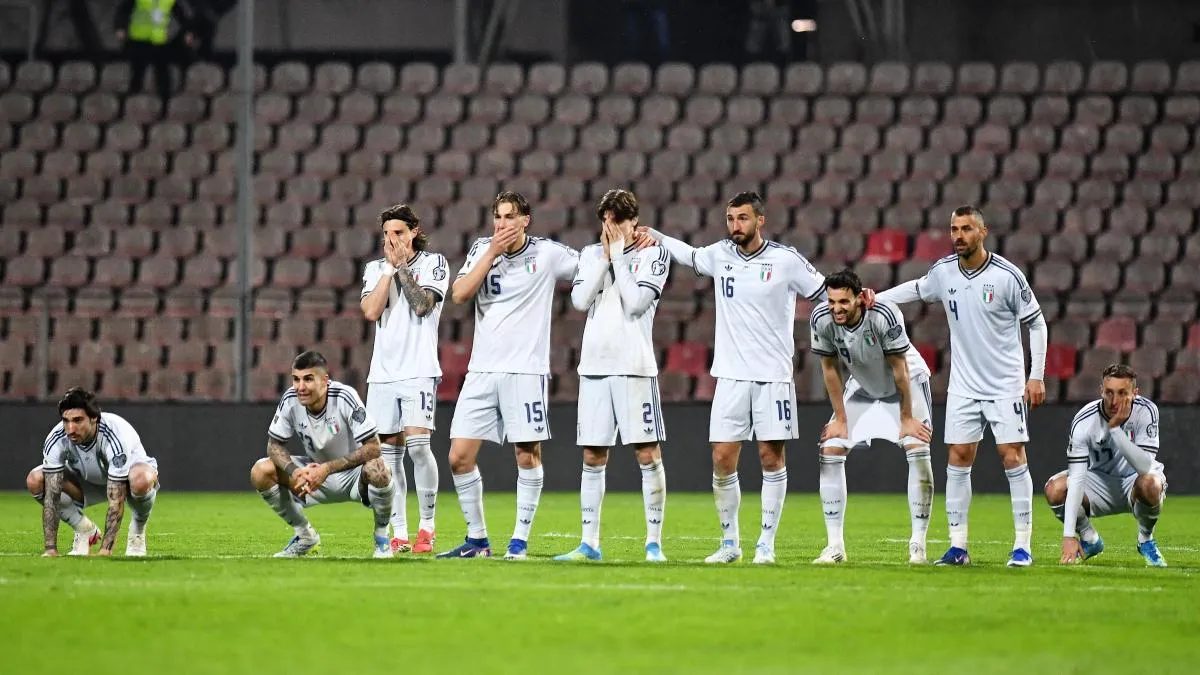
                                                                                      Italia se abona a la tragedia al quedar fuera del Mundial por tercera vez seguida
                                                                                  