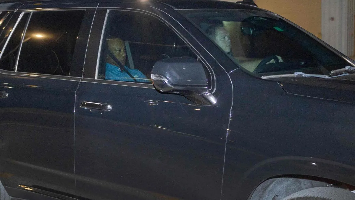 Tiger Woods dice a la policía que estaba mirando el teléfono antes de su accidente en coche