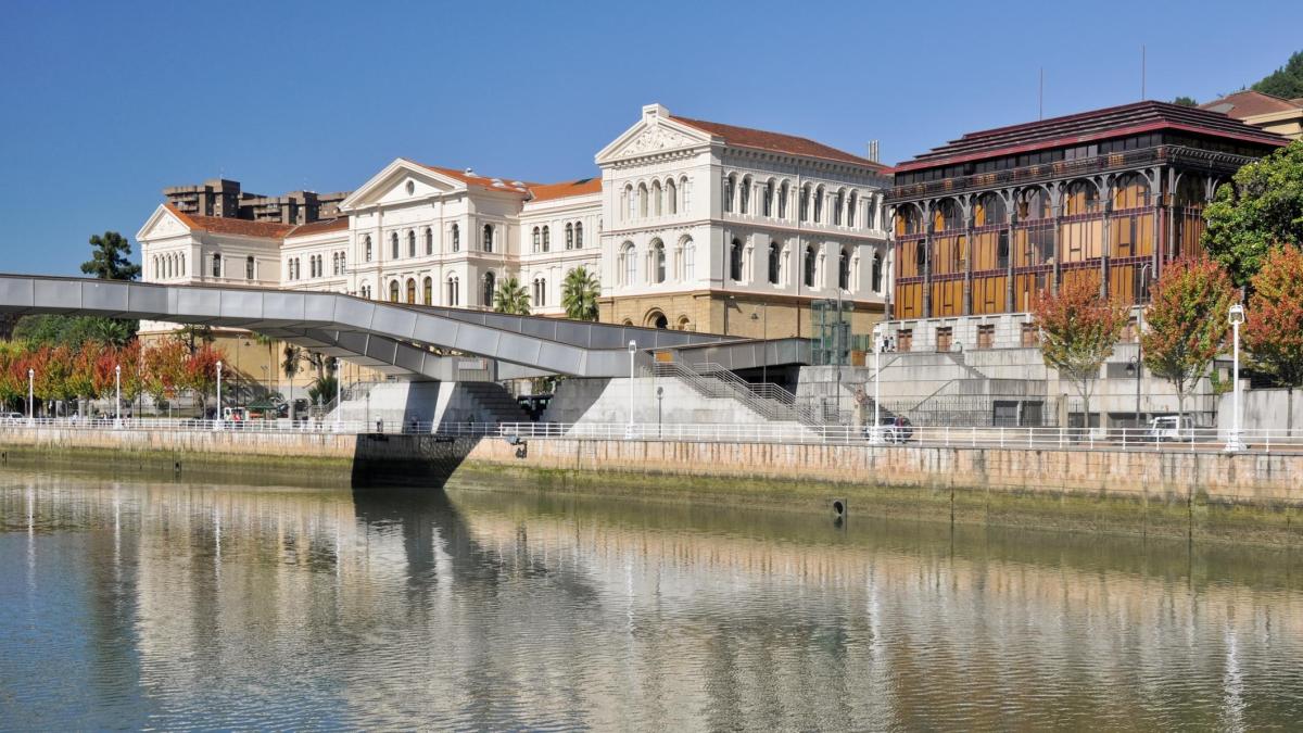 
                                                                                                          Vida universitaria, gastronomía y vistas a la ría en Deusto, el barrio vibrante de Bilbao
                                                                                                      