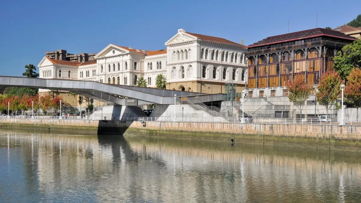 
                                                                                                          Vida universitaria, gastronomía y vistas a la ría en Deusto, el barrio vibrante de Bilbao
                                                                                                      