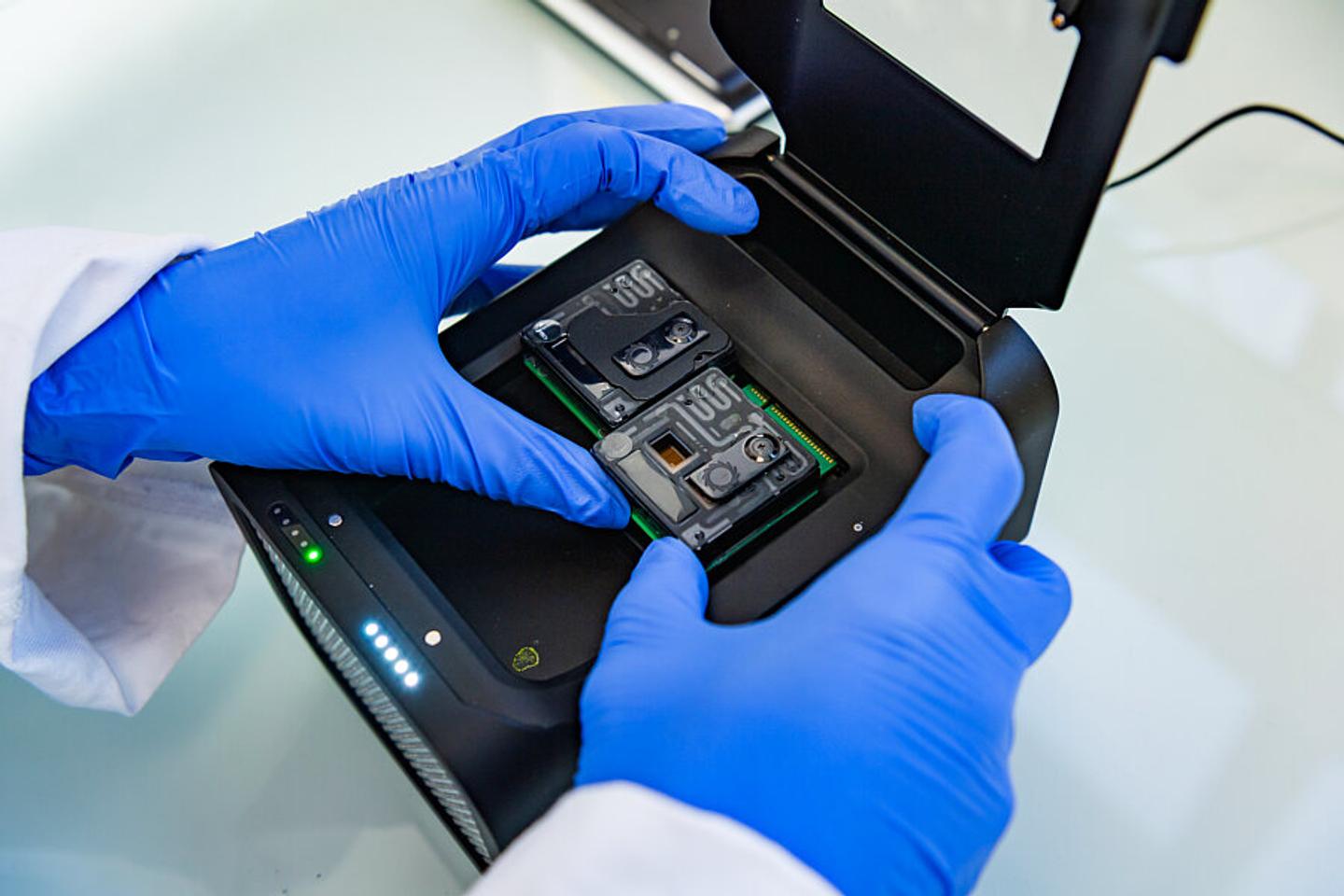 Le président Macron, l’ADN et un message secret transféré entre la France et le Japon