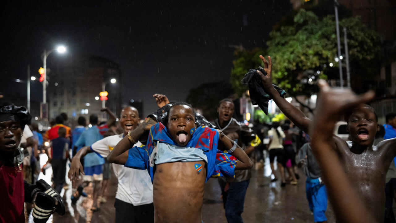 RDC: dans les rues de Kinshasa, du stress à l'effusion de joie après la victoire des Léopards