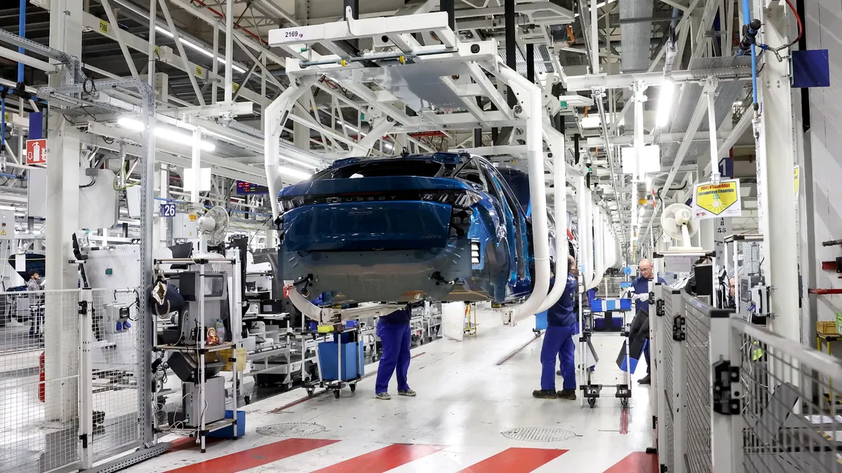 C'est le premier mois de hausse en 2026: le marché automobile français rebondit de près de 13% en mars sur un an