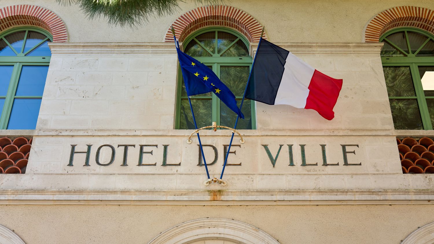 Les maires ont-ils le droit de retirer le drapeau européen de l'hôtel de ville, comme l'ont fait plusieurs élus du RN ?