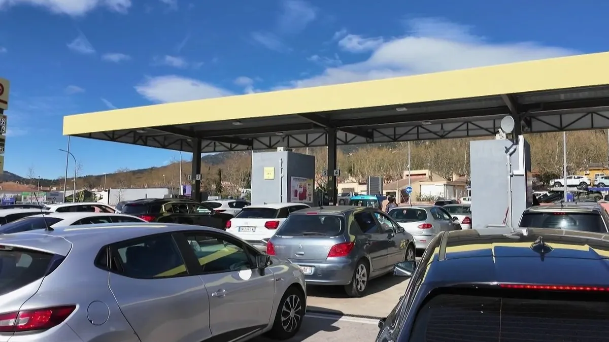 Files d'attente, stations parfois à sec... Les Français se ruent en Espagne pour faire le plein d'essence