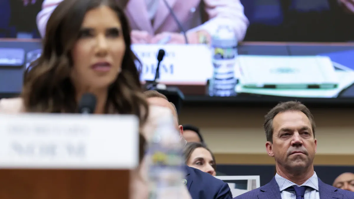 Escándalo en EEUU: salen a la luz las fotos del marido de la exsecretaria Kristi Noem travestido y sus chats sexuales con mujeres