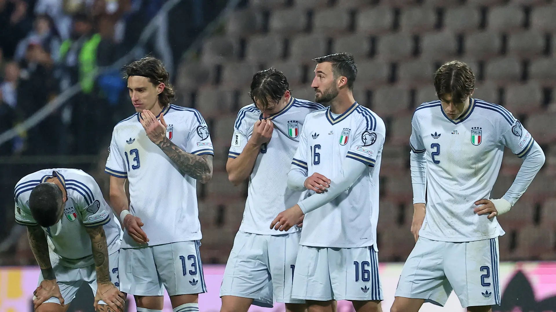 
         Batacazo histórico de Italia en Bosnia: fuera del Mundial por tercera vez consecutiva 
    