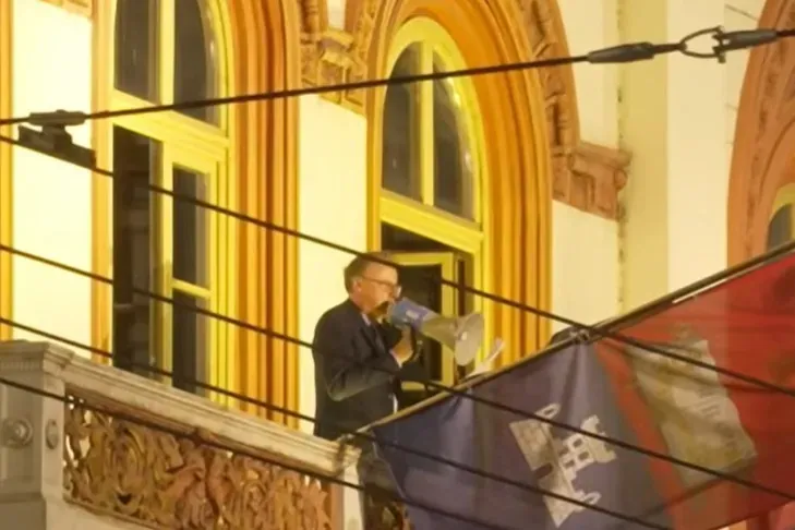 Enfrentamientos entre estudiantes serbios y la Policía en una protesta en el rectorado de la Universidad de Belgrado