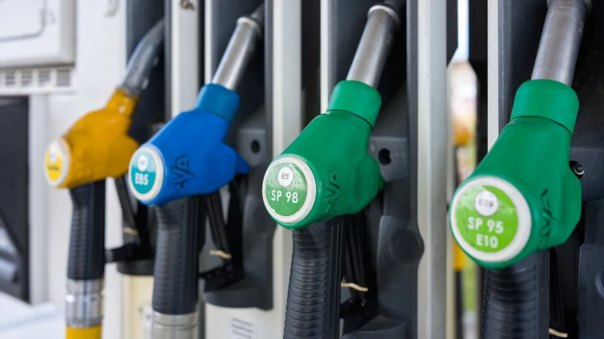 Hausse des prix des carburants : le SP95-E10 atteint le cap symbolique des 2 euros le litre, en moyenne, dans l'Hexagone