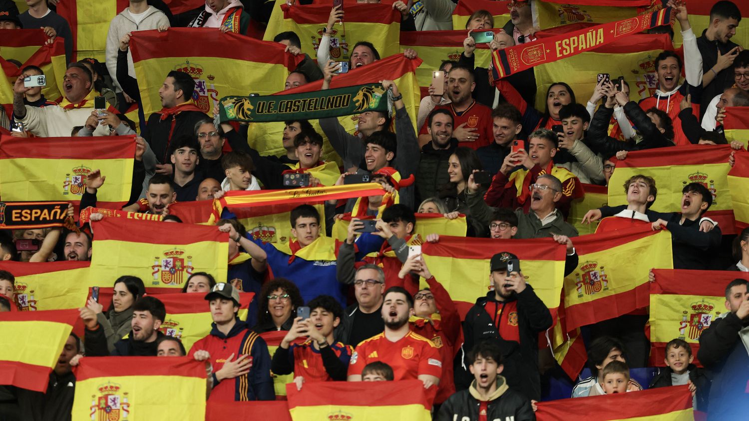"Qui ne saute pas est musulman"... Des chants islamophobes et xénophobes entonnés par des supporters de l'Espagne contre l'Egypte