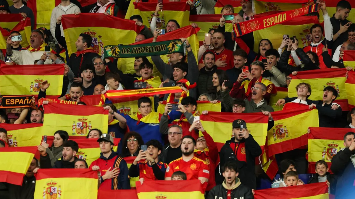 "Qui ne saute pas est musulman"... Des chants islamophobes et xénophobes entonnés par des supporters de l'Espagne contre l'Egypte
