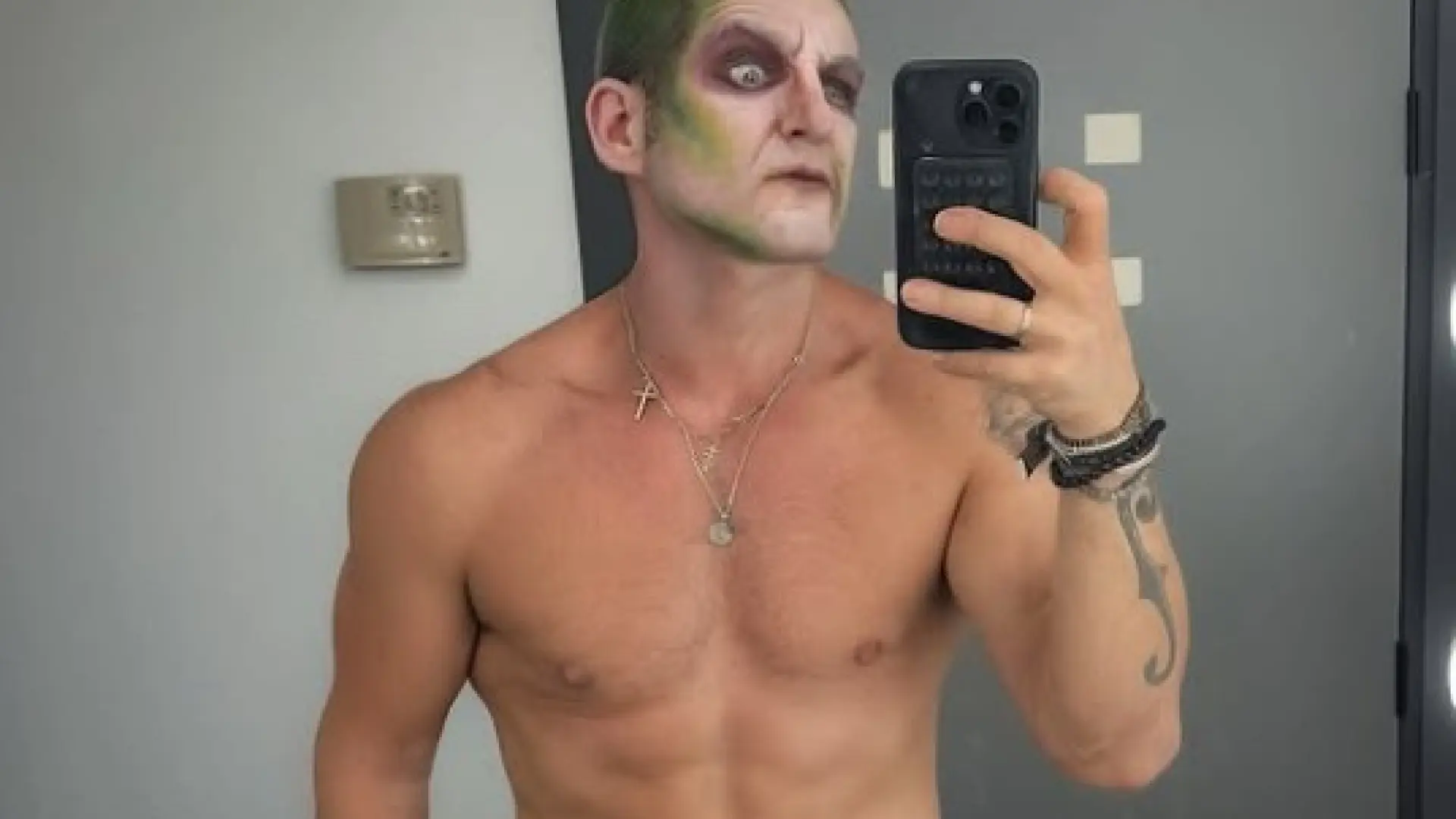 
         El espectacular cambio físico de Manu Tenorio pasados los 50: "Nunca perdáis la ilusión" 
    