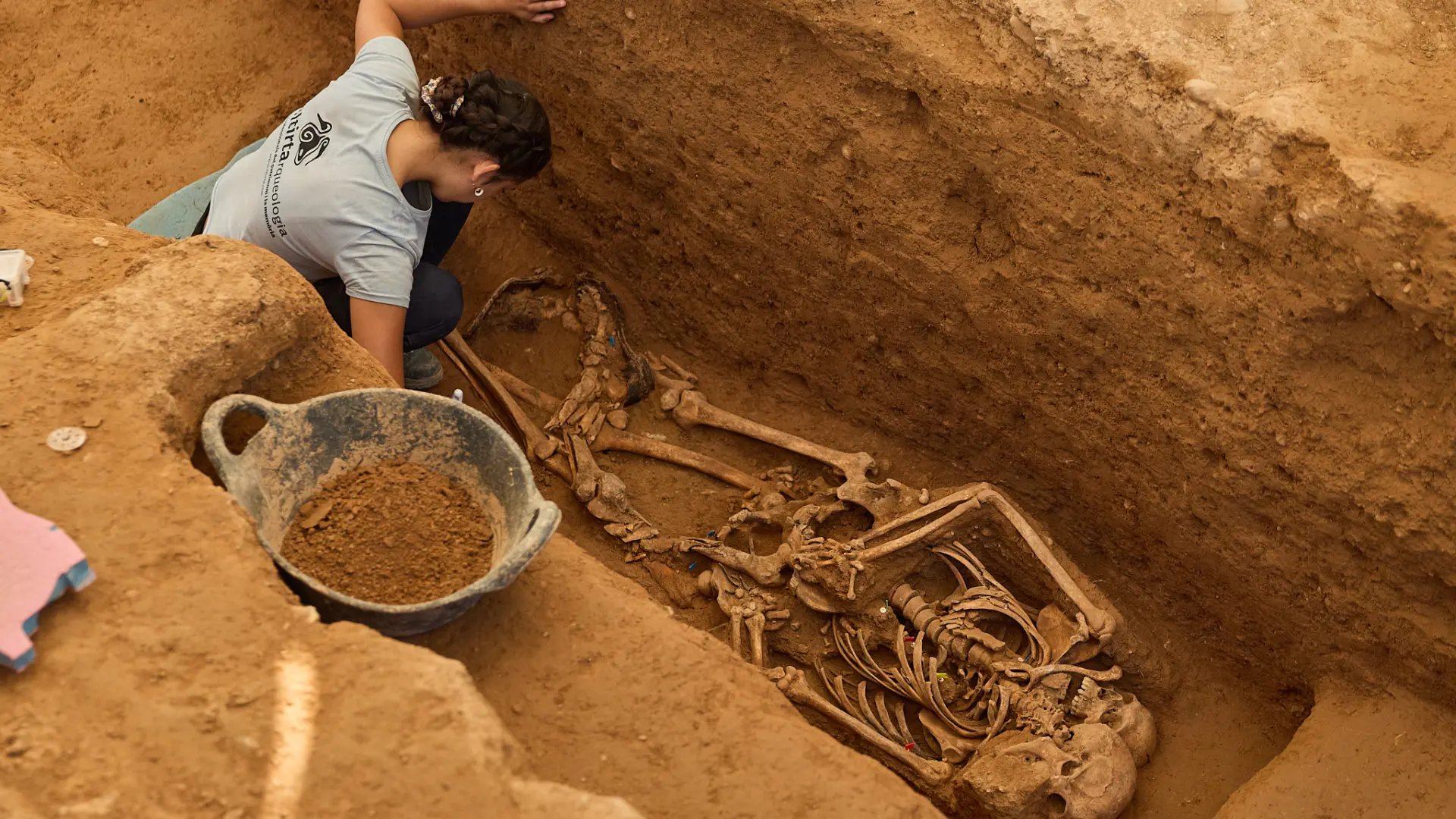
         Exhumados 50 militares de la Guerra Civil en una fosa del cementerio de La Bisbal del Montsant en Tarragona 
    