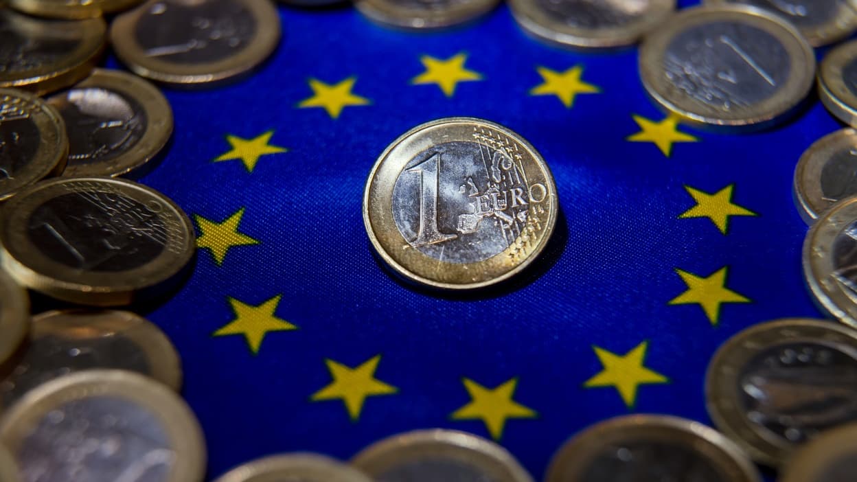 ÉDITO. Il pèse 20% des réserves mondiales et 30% des transactions sur le marché des changes mais est encore loin du billet vert: l'euro doit profiter de la "dédollarisation" pour monter en puissance