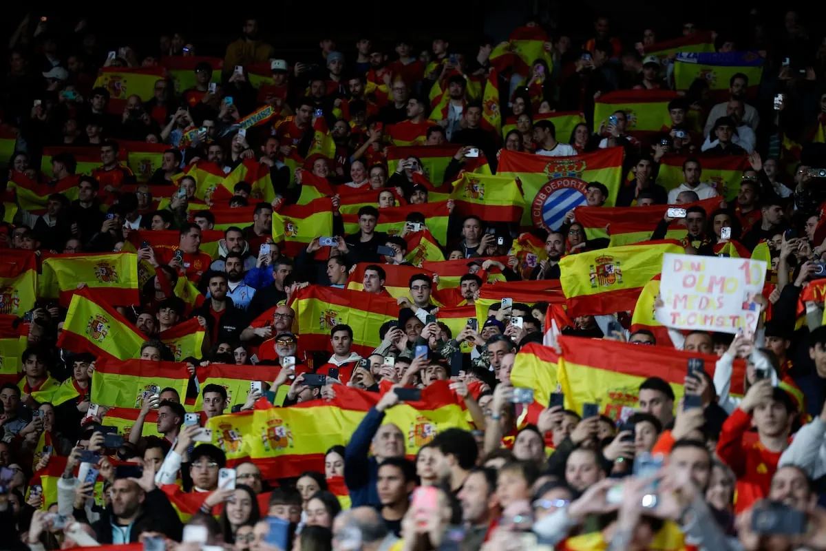El racismo en el fútbol vuelve a avergonzar a España por los cánticos de “Musulmán el que no bote” en Cornellà 